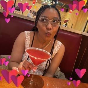 Meet your Posher, Pia angela